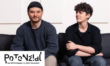 Hannah Meudt und Moritz Knopf sitzen auf der Couch