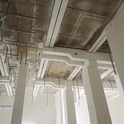 FUBIC Untergeschoss: Decke mit Verrohrung